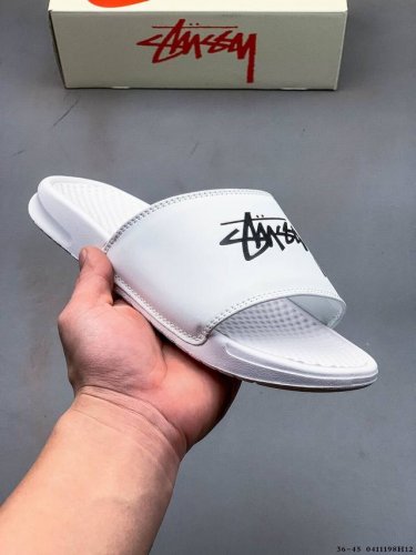 Stussy X Nike Benassi 联名款拖鞋！延续经典款 Nike Benassi 的造型设计，鞋面上压印Stussy 标识点缀，联名加持更具街头气质