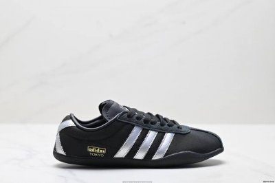 公司级Adida阿迪达斯Tokyo pack舒适百搭经典休闲运动鞋 此次为Tokyo系列带来三双全新配色 清爽蓝色绒面搭载白色皮革三条纹 增添了复古干净的印象