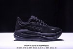 公司级小红书推荐hoka W Bondi 9全新配色 这个品牌来自于新西兰的毛利语，Hoka表示大地，One One表示飞越，连起来就是飞越地平线，One On