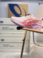 Asics Novablast 5亚瑟士经典跑鞋 如今机能风和户外风吹得正劲，便是主打“Urban Outdoor机能越野风格”，城市和户外场景都能轻松应对。关