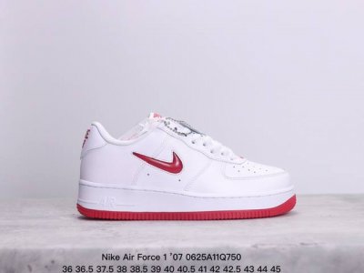 耐克 Nike Air Force 1 ’07 空军一号低帮百搭休闲运动板鞋。柔软、弹性十足的缓震性能和出色的中底设计，横跨复古与现代的外型结合，造就出风靡全球