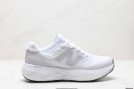 公司级新百伦new Balance W880系列复古老爹风休闲运动慢跑鞋 880系列是new Balance的次顶级缓震跑鞋，脚感软弹舒适，缓震性和稳定性都不错