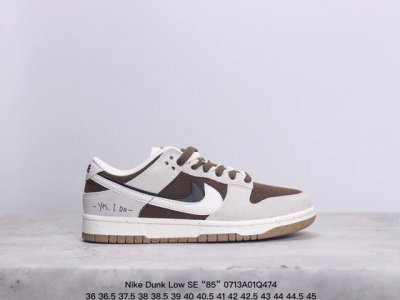 Nike Dunk Low Se “85” 双勾 Nike推出特别版dunk Low企划。此款nike Dunk Low采用灰色面革材质，鞋身左右侧均配有皮革质