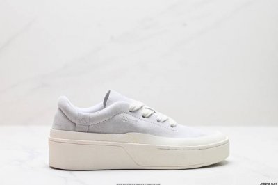 真标Adidas Labcourt 百搭休闲轻松舒适 耐磨透气低帮 板鞋 鞋面使用了绒毛麂皮 鞋面和鞋底连接处使用了包边处理 看起来更加精致有型 内里也使用了光