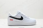 真标耐克Nike Air Force 1“07空军一号低帮百搭休闲运动板鞋。柔软、弹性十足的缓震性能和出色的中底设计，横跨复古与现代的外型结合，造就出风靡全球三