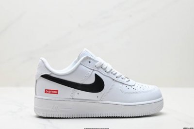 真标耐克Nike Air Force 1“07空军一号低帮百搭休闲运动板鞋。柔软、弹性十足的缓震性能和出色的中底设计，横跨复古与现代的外型结合，造就出风靡全球三