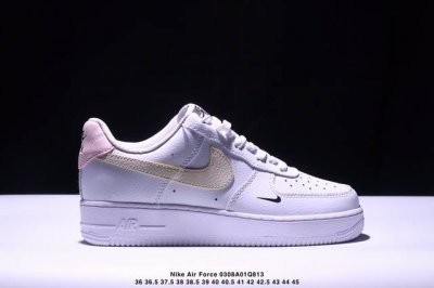 130 真标耐克Nike Air Force 1“07空军一号低帮百搭休闲运动板鞋。柔软、弹性十足的缓震性能和出色的中底设计，横跨复古与现代的外型结合，造就出风