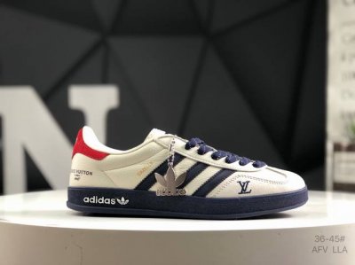 公司级带半码 阿迪达斯 Adidas Samba Og 经典鞋款 Adidas 近70年的经典Samba Og 修长的鞋楦,略微尖尖的鞋头,翻毛皮的鞋头拼接,这