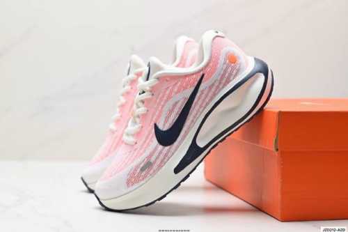 公司级nike Journey Run 2024跑步鞋 使用了新型的缓震材料 脚感偏韧 后跟有加厚的海绵填充 鞋子前掌和后掌做了加宽设计 增加了跑步时的稳定性