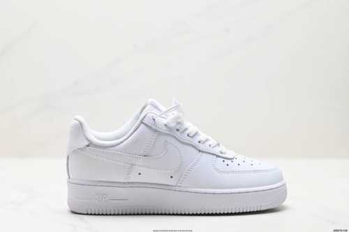 真标耐克Nike Air Force 1’07 Lx空军一号低帮百搭休闲运动板鞋。柔软、弹性十足的缓震性能和出色的中底设计，横跨复古与现代的外型结合，造就出风靡
