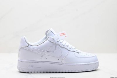 真标耐克Nike Air Force 1’07空军一号低帮百搭休闲运动板鞋。柔软、弹性十足的缓震性能和出色的中底设计，横跨复古与现代的外型结合，造就出风靡全球三