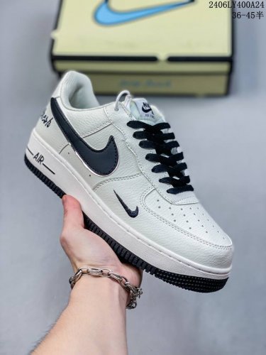 福利特价 耐克nike Air Force 1 Low 空军一号低帮百搭休闲运动板鞋。柔软、弹性十足的缓震性能和出色的中底设计，横跨复古与现代的外型结合，造就出