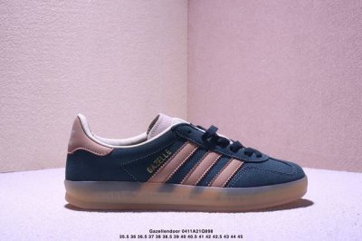Adidas Originals Gazellendoor 耐磨轻便休闲板鞋,耐磨轻便，柔软的绒面革和皮革衬里融合在半透明橡胶外底上，3 Tripes 和色字样