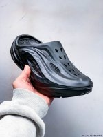 130 Hoka One One夏奥拉Mule户外缓震拖鞋。流线型融合极简美学，包头鞋面，对脚掌有更好的包裹性，也满足防碰撞的功能性。鞋面多处开孔的气流通道，有