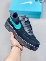 公司级带半码 Nk Air Force 1‘07 Low 空军一号低帮休闲板鞋 鞋款采用再生材料制成，混合了皮革、网眼和绒面革。侧面的双 Swooshes、“8