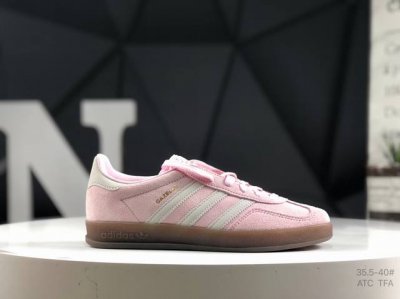 阿迪达斯 Ad Adidas Originals Gazelle Indoor 此款鞋延续了橡胶外底和经典款式的传统。优质绒面革鞋面和标志性的3条纹采用明亮的对