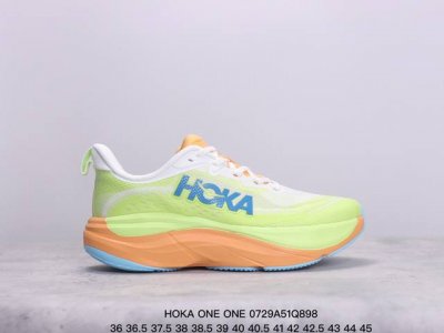 公司级小红书推荐m Skyflow 全新配色 这个品牌来自于新西兰的毛利语，Hoka表示大地，One One表示飞越，连起来就是飞越地平线，One One不是读