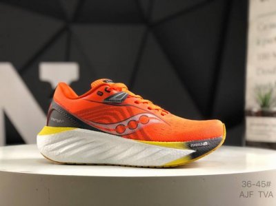 saucony 索康尼 Triumph 22系列 男女低帮缓震跑步鞋 索康尼推出的跑鞋是一款外观激进但脚感舒适的跑鞋 采用了全新的中底设计和鞋面工程 保留了软弹