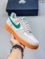 公司级带半码耐克nike Air Force 7 空军一号低帮百搭休闲运动板鞋。柔软、弹性十足的缓震性能和出色的中底设计，横跨复古与现代的外型结合，造就出风靡全