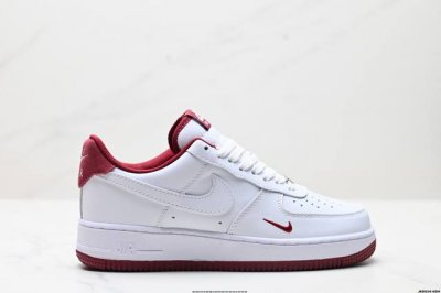公司级耐克Nike Air Force 1’07 Low空军一号低帮百搭休闲运动板鞋。柔软、弹性十足的缓震性能和出色的中底设计，横跨复古与现代的外型结合，造就出