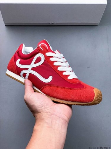 loewe罗意威 Ballet Runner 小牛皮 圆头系带 低帮 生活休闲鞋 罗意威全新版大头运动鞋Ballet Runner ，以其独特的设计和舒适度赢得