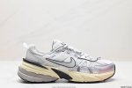 公司级耐克nike V2K Run跑步鞋复古风潮 网面透气运动鞋 灰银紧致的鞋面材质提供良好的包裹性鞋侧 Swoosh以及鞋头部分搭配增添不少亮点的镀铬细节鞋垫