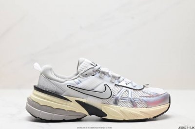 公司级耐克nike V2K Run跑步鞋复古风潮 网面透气运动鞋 灰银紧致的鞋面材质提供良好的包裹性鞋侧 Swoosh以及鞋头部分搭配增添不少亮点的镀铬细节鞋垫