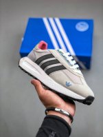 adidas Racing E5 Boost Prototype 速度轻盈复古系列 百搭透气运动慢跑鞋 全新boost轻量缓震鞋底材质 轻盈又不失动感，此款 I