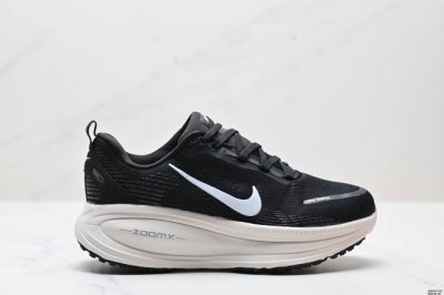 公司级Nike Vomero 18 耐克 舒适减震防滑 低帮跑步鞋 全掌Reactx泡绵中底 前掌和后跟还配备了Air Zoom气垫单元 据说跑起来更快更舒适哦