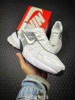 B 公司级耐克Nike V2K Run跑步鞋复古风潮 网面透气运动鞋 灰银紧致的鞋面材质提供良好的包裹性鞋侧 Swoosh以及鞋头部分搭配增添不少亮点的镀铬细节