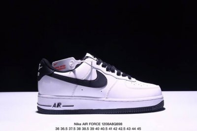 真标耐克nike Air Force 1‘07 Se 空军一号低帮百搭休闲运动板鞋。柔软、弹性十足的缓震性能和出色的中底设计，横跨复古与现代的外型结合，造就出风