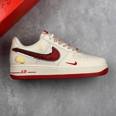 本地 核心私 耐克 Nike Air Force 1 Low 蛇年限定 米白红 空军一号 低帮休闲运动板鞋 鞋身整体采用白色皮革搭配白色框架覆盖层，设计独特且充