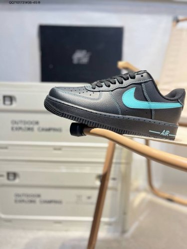 耐克 Nike Air Force 7空军一号 百搭休闲运动板鞋。柔软、弹性十足的缓震性能和出色的中底设计，横跨复古与现代的外型结合，造就出风靡全球三十多年的F