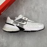 本地 核心私 公司级Nike V2K Run 复古单品 复古老爹鞋跑步鞋 鞋款被命名为 Runtekk 设计上借鉴了 2000 年的跑鞋风格 配色上以金属银为主