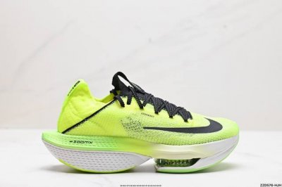 公司级新品发布 Nike Air Zoom Alphafly Next% 整体采用前作的设计语言，并且对后者的细节进行升级，马拉松和长距离路跑的性能极限设计而生