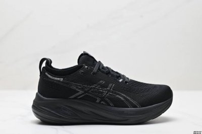 250 公司级Asics 亚瑟士Gel-Nimbus 26稳定跑鞋鞋面采用双层提花网面设计，提高包裹性和透气性，后跟搭载稳定系统科技T-Gel提升整体支撑力和结