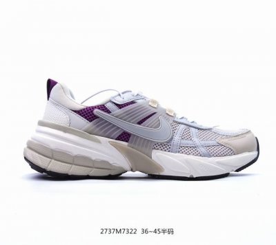 Nk V2K Runtekk 减震防滑低帮 复古老爹鞋跑步鞋 Hf4305-072 鞋款被命名为 Runtekk 设计上借鉴了 2000 年的跑鞋风格 配色上以