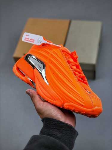 Nocta X Nike Hot Step2 Air Terra 联名款减震耐磨机能篮球鞋 Dz729 00鞋面造型有很强的线条感 电镀元素贯穿鞋身 以其鲜明的