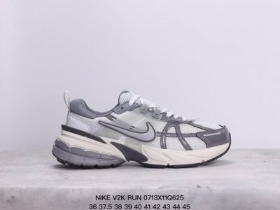 公司级耐克nike V2K Run跑步鞋复古风潮 网面透气运动鞋 灰银紧致的鞋面材质提供良好的包裹性鞋侧 Swoosh以及鞋头部分搭配增添不少亮点的镀铬细节鞋垫