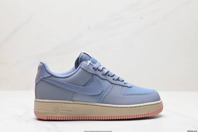 公司级耐克nike Air Force 7 空军一号低帮百搭休闲运动板鞋。柔软、弹性十足的缓震性能和出色的中底设计，横跨复古与现代的外型结合，造就出风靡全球三十