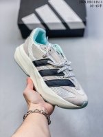 公司级Adidas Lightblaze 舒适防滑 新款阿迪达斯低帮跑步鞋 极致轻盈的Lightweight Upper设计 带来近乎裸足的舒适体验 中底采用尖