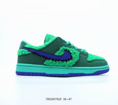 特价nike Sb Dunk Low Pro Qs 滑板鞋发售于 2006 年的 “三只熊” Dunk Sb “Three Bear Pack” 也是本家族颇具