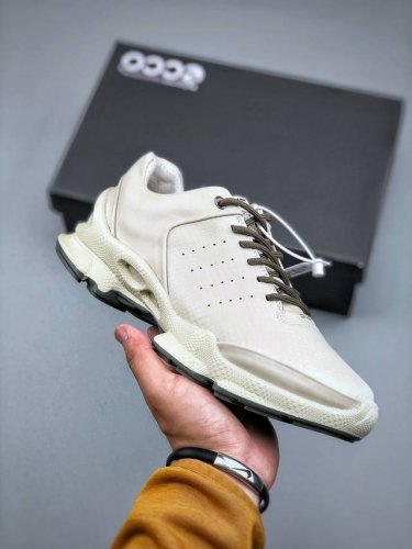 ecco 爱步15周年经典 白色 春夏百搭。 #经典和现代工艺品质融合 精选小牛皮面料 百搭休闲老爹鞋 舒适性相当不错 版型楦型非常到位上脚 专柜热销款 独有鞋