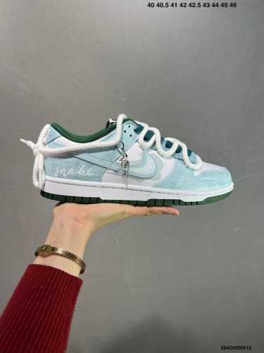 公司级耐克 Nike Dunk Low Retro 运动鞋复古解构绑带板鞋 双鞋带。作为 80 年代经典篮球鞋款，起初专为硬木球场打造，后来成为席卷街头的时尚标