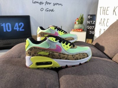 耐克 Nike Max90跑鞋 豹纹系列采用两种色调的绿色作为主调，鞋身侧边加入丹宁面料以及豹纹图案，带来极为狂野的视觉效果。侧身 Nike Swoosh Lo