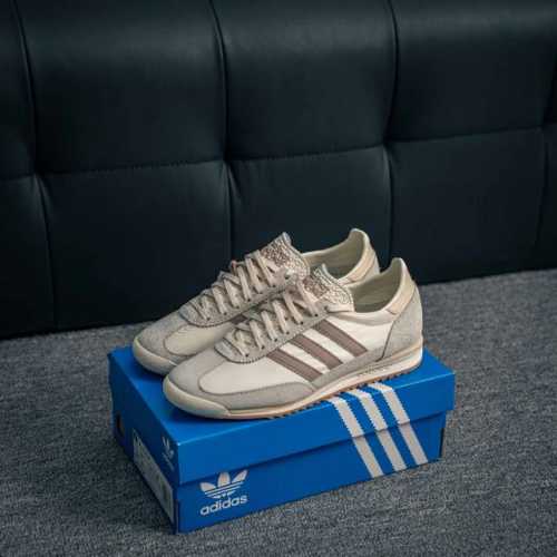 核心私 Adidas Originals Sl 72 Og 超轻便透气复古慢跑鞋 鞋头的设计饱满圆润 鞋面是翻毛皮和尼龙材质结合 上脚舒适柔软 橡胶大底非常耐磨