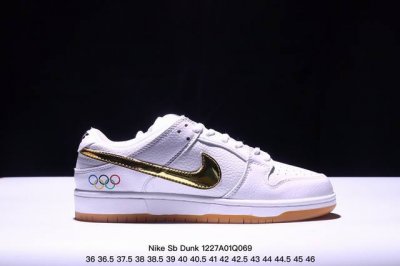 真标 耐克 Nike Sb Dunk Low Pro 男女同款运动鞋复古板鞋，采用柔软皮革鞋面，经久耐穿，塑就如元年款 Dunk 般的复古质感。鞋头透气孔，搭配