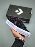 converse One Star Tropical Feet 一星翻毛皮 经典黑紫低帮板鞋 鞋面采用翻毛皮材质 自然优雅 内里花纹独具特色 搭配标志性的One