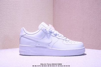 公司级耐克Nike Air Force 7 Lv8空军一号低帮百搭休闲运动板鞋。柔软、弹性十足的缓震性能和出色的中底设计，横跨复古与现代的外结合，造就出风靡全球