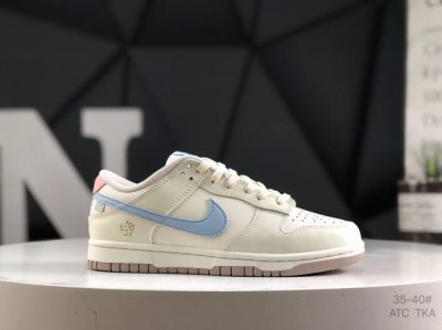 Nike Dunk 此款主张打破传统的工业化流水线设计限制，以Made By Ideas的超级创意为理念，集结众多潮流设计师，结合时下最Ing潮流风尚，为潮流爱